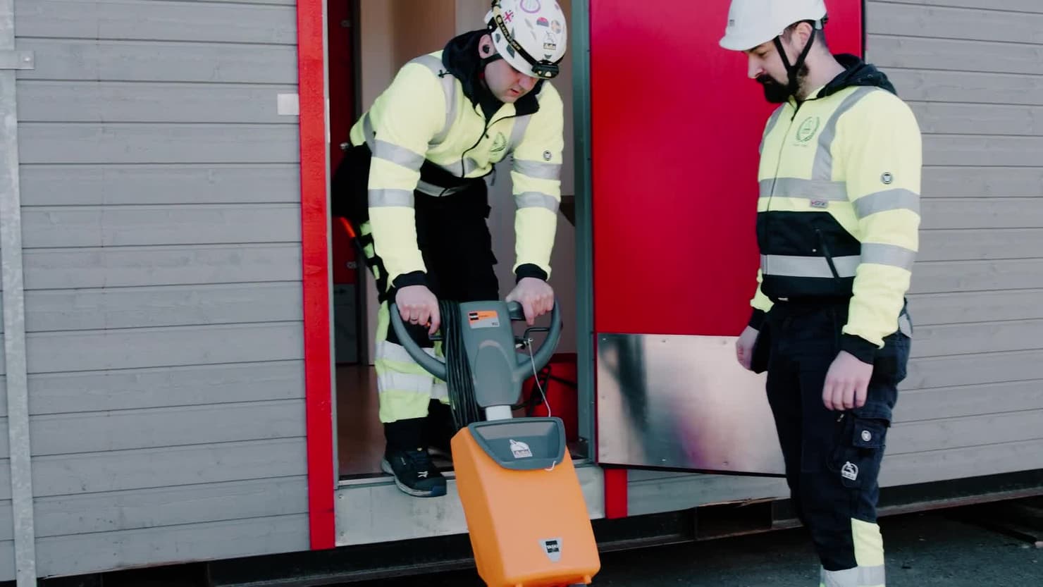 Med dagens pressade byggscheman behövs en pålitlig partner som säkerställer att allt flyter smidigt. Vårt mål är tydligt – inga besiktningsanmärkningar, varje gång. Med lång erfarenhet av byggstädning samarbetar vi med många av de ledande byggföretagen i vår region.